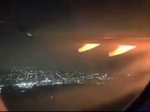 L'aereo decolla, ma il motore esplode e prende fuoco. Panico a bordo dell'Airbus