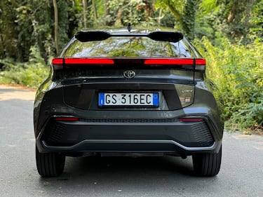 Toyota C-HR 2024: guarda la gallery del nuovo crossover full-hybrid 17