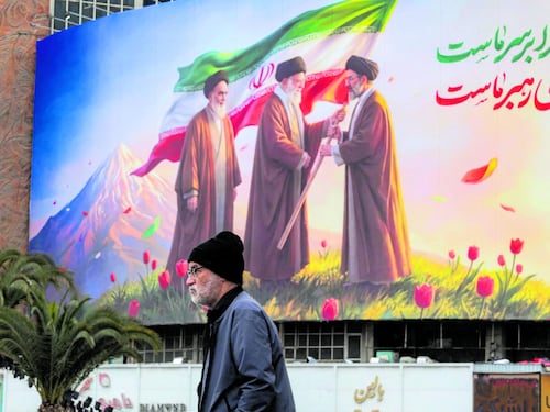 Trump: "Dobbiamo finire il lavoro". Missile iraniano sulla base italiana