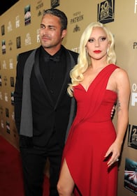 Lady Gaga, spacco mozzafiato e baci al fidanzato sul red carpet 48