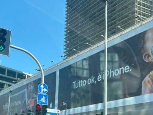 Apple, a Milano spunta un cartellone con un bebé con un telefono in mano ed è polemica