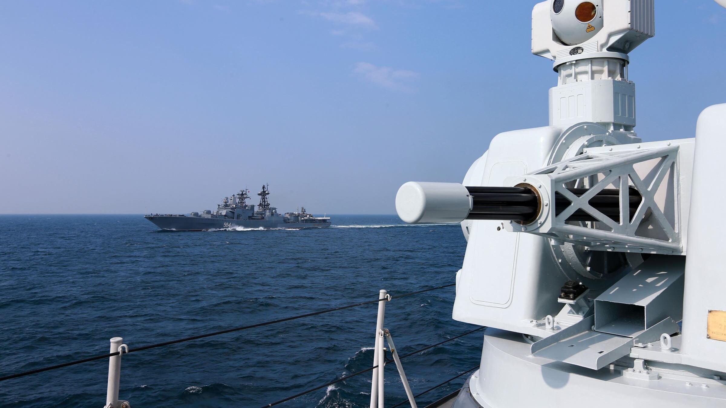 La Cina muove navi e aerei militari, accerchiato il Giappone: cosa può succedere