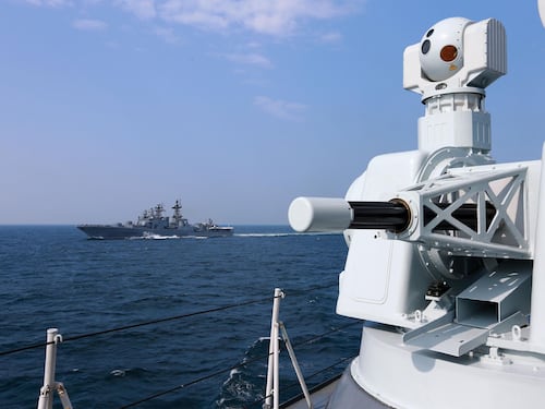 La Cina muove navi e aerei militari, accerchiato il Giappone: cosa può succedere