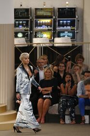 La sfilata di Chanel tra tavoli della roulette e slot 6