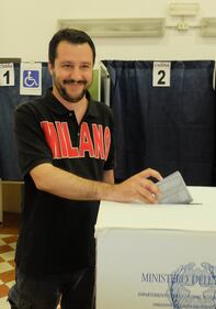 Milano, Salvini va a votare in bermuda  4