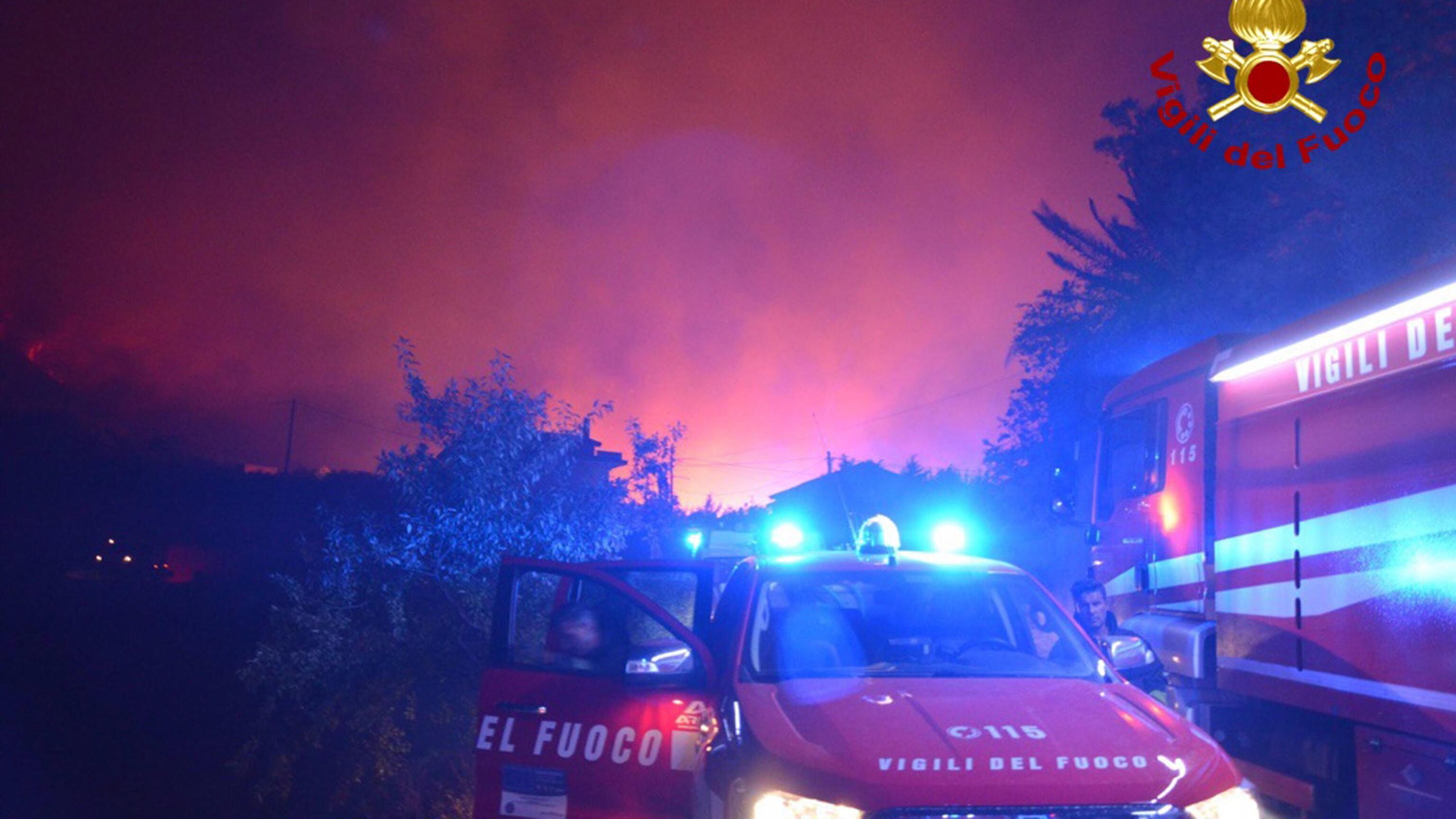 Incendio nelle baracche: morto un uomo a Rozzano
