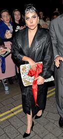 Look nuovo di Lady Gaga con seno in vista  3