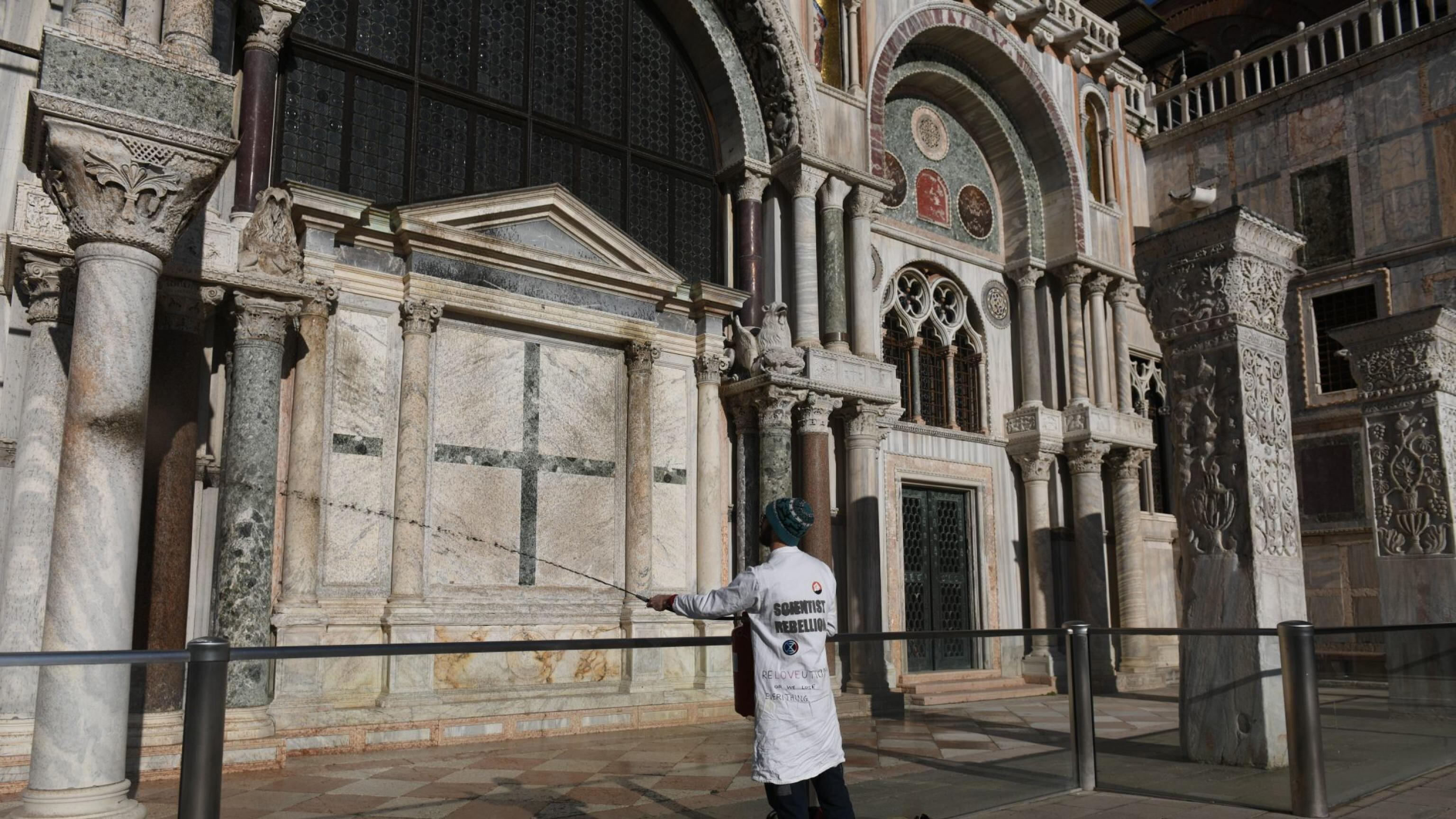 Nuovo blitz degli ecovandali a Venezia: fango sulla basilica di San Marco