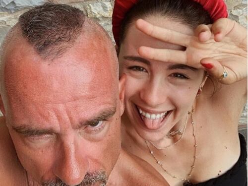 "Questo è vero amore". Eros Ramazzotti e la figlia Aurora complici nel selfie che stupisce tutti