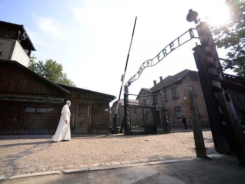 Papa Francesco ad Auschwitz prega davanti alla forca