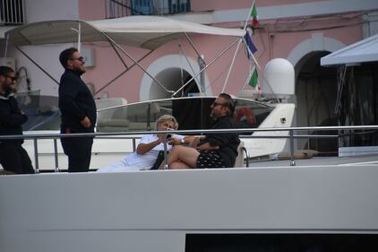 Vacanze in costume Ischia in pieno autunno per Christian De Sica e la moglie 8