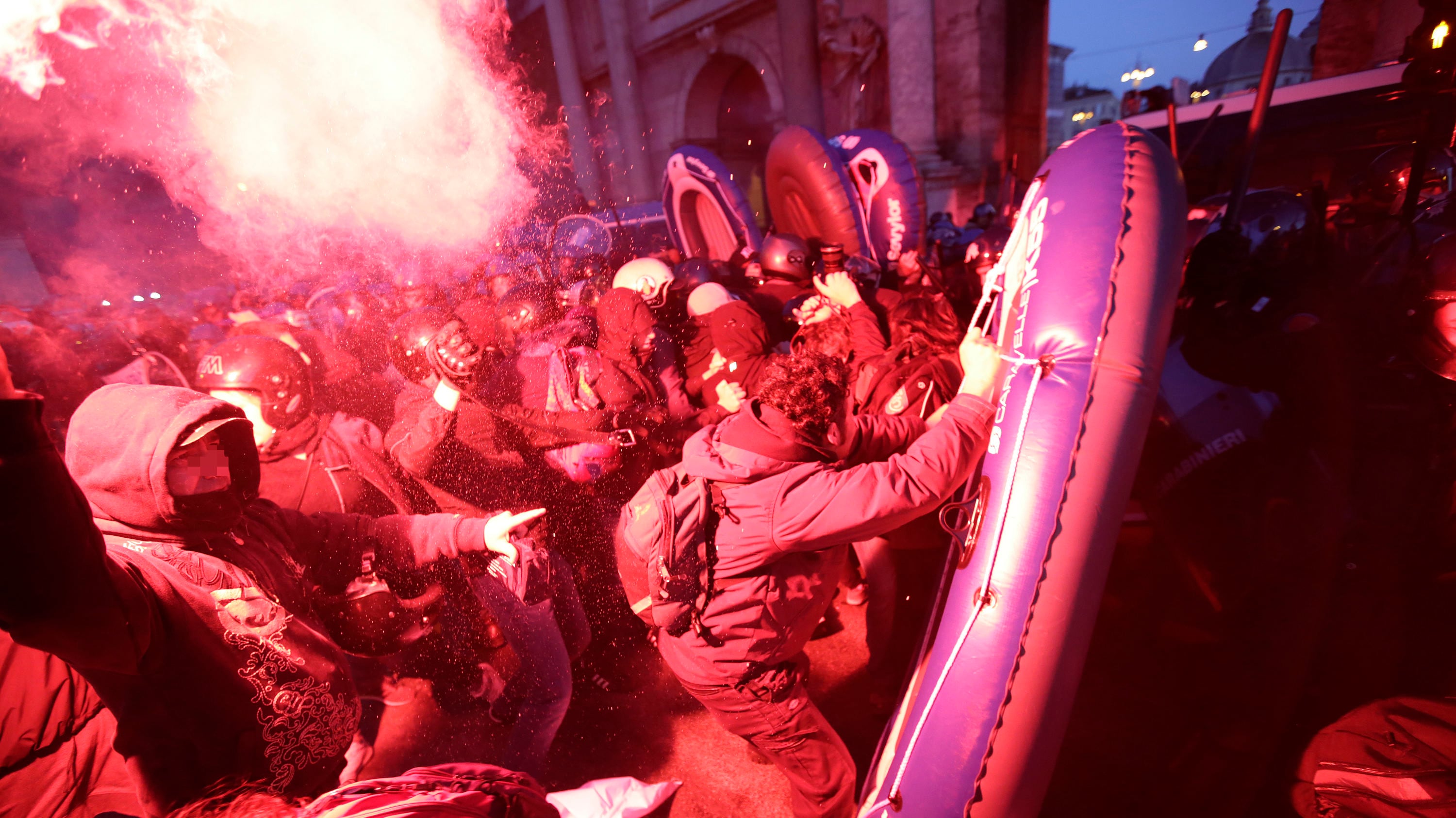 Lega assediata dagli antagonisti Salta il corteo, comizio blindato
