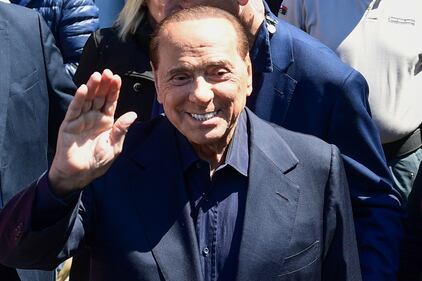 Silvio Berlusconi esce dall'ospedale 3