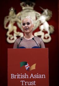 Il Principe Carlo e Katy Perry in foto 6