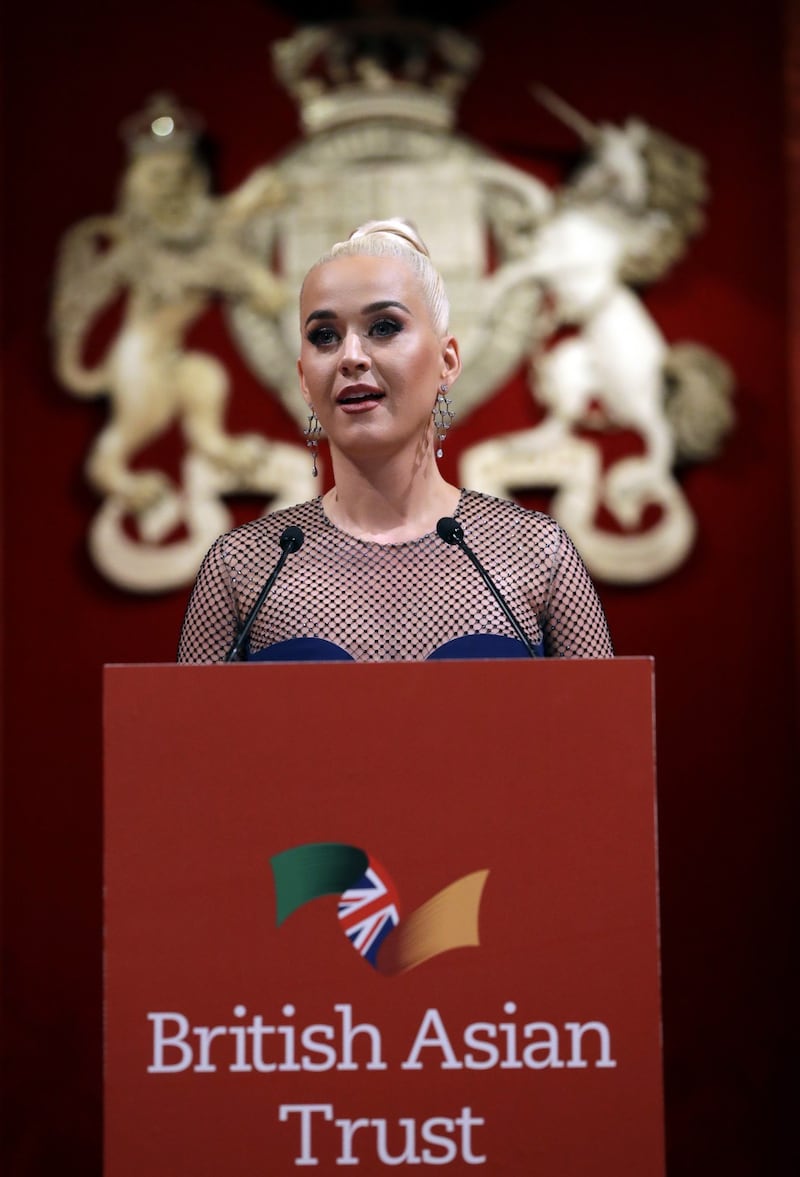 Il Principe Carlo e Katy Perry in foto 6