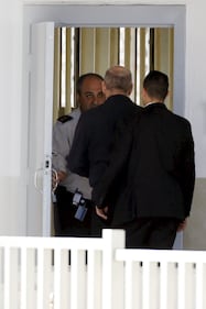 Olmert entra in carcere 10