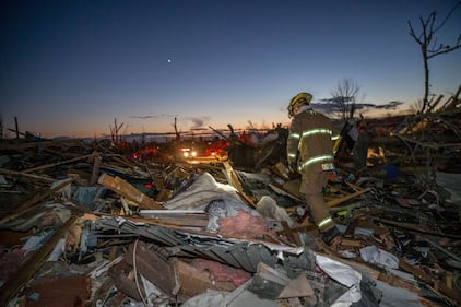 Gli Stati Uniti spazzati via dalla furia dei tornado 14