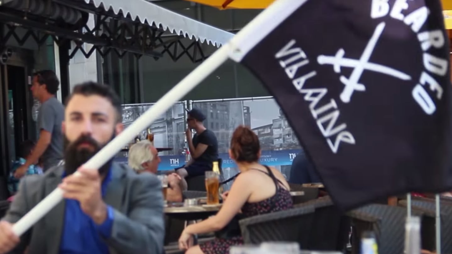 Svezia, scambiati per l'Isis. Barba e vessillo nero, ma sono solo eccentrici