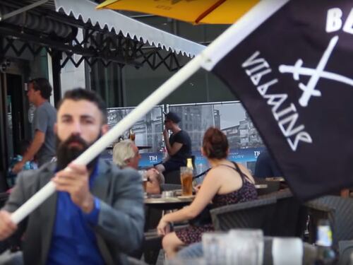 Svezia, scambiati per l'Isis. Barba e vessillo nero, ma sono solo eccentrici