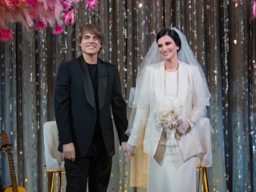 "Abbiamo detto sì". La foto delle nozze a sorpresa di Laura Pausini