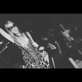 Paris Hilton omaggia Hugh Hefner 17