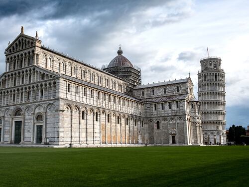 Piazza dei Miracoli a Pisa: leggende e curiosità dalle origini ai giorni nostri