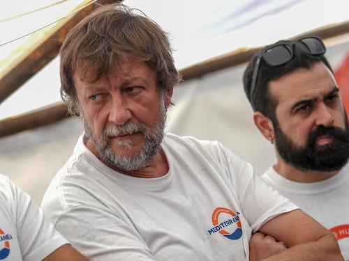 Lo “spionaggio” a Casarini con l’ok dell’ex premier