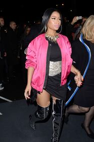 Nicki Minaj fuori di seno alla Paris Fashion Week 8