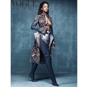 Rihanna, scollatura da copertina su Vogue per Manolo Blahnik: foto 3