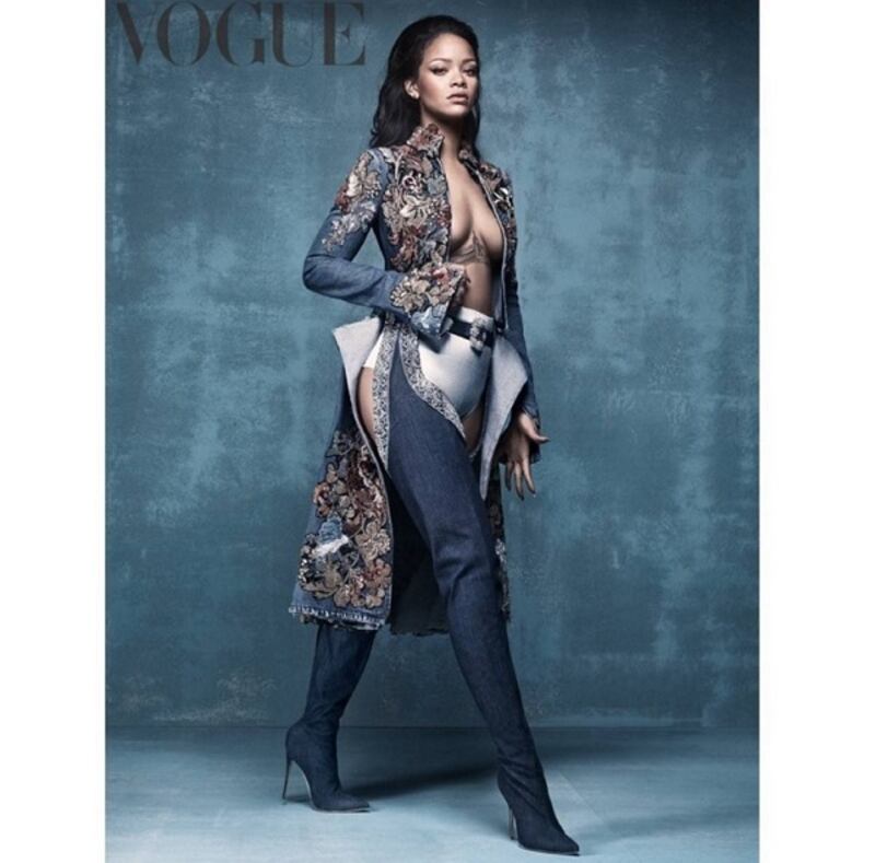 Rihanna, scollatura da copertina su Vogue per Manolo Blahnik: foto 3