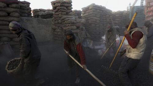 Una rivendita di carbone nella periferia di Kabul 3