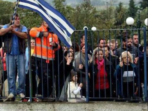 Grecia, genitori chiudono la scuola contro i bimbi migranti