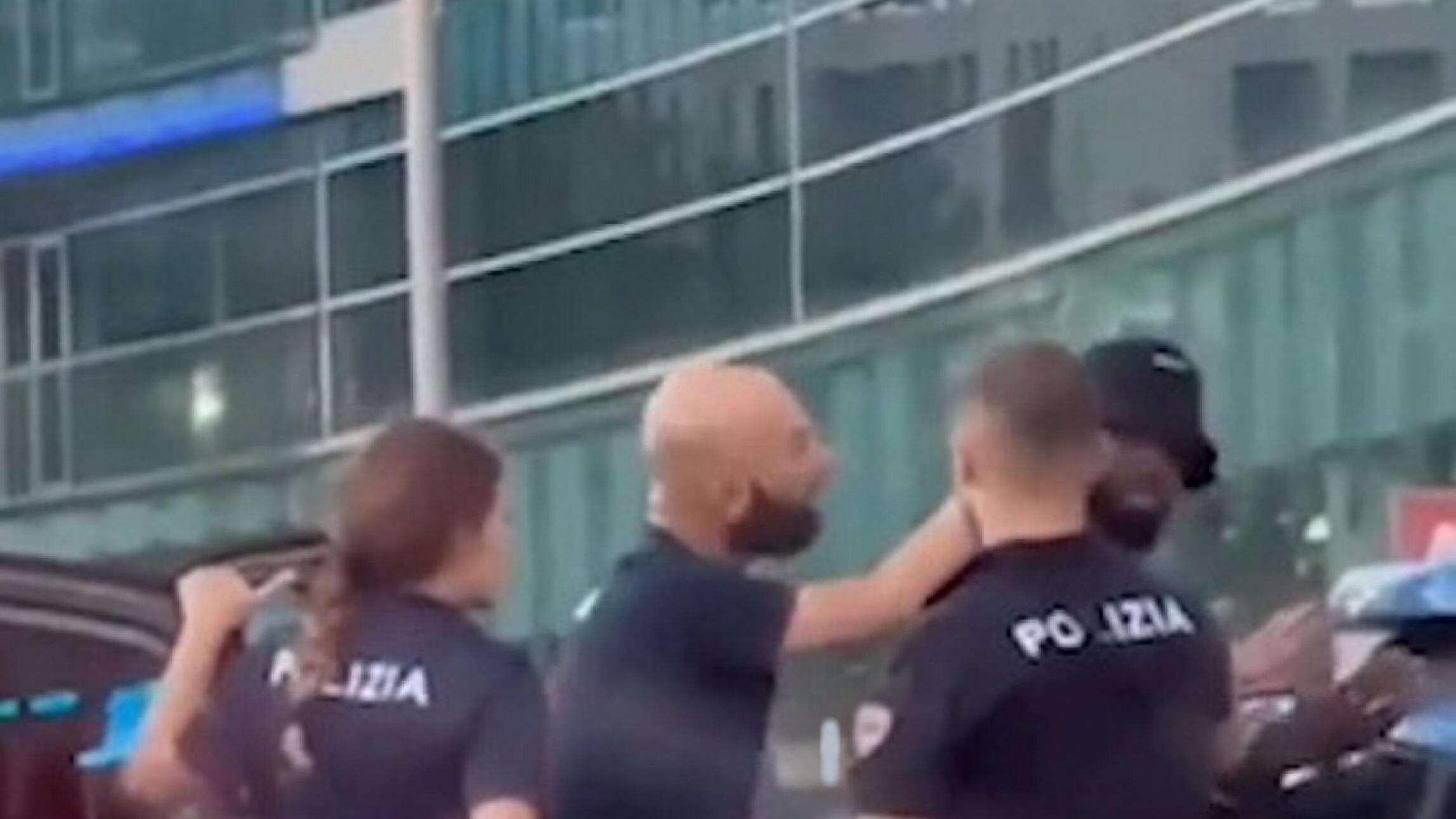 Parla il calciatore perquisito: "In pericolo, vi dico cosa è successo"