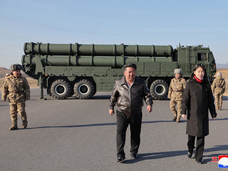 Corea del Nord, raffica di 10 missili nel Mar del Giappone: il messaggio a Trump dopo l’apertura a Kim