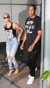 Beyonce a New York, jeans strappati e curve mozzafiato 4