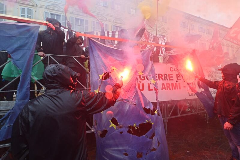 I soliti centri sociali bruciano le bandiere in piazza a Torino 8