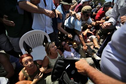 Blocchi contro i profughi, tensione con la polizia 9