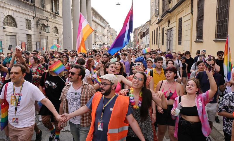 Manichino con la Madonna a seno nudo 1