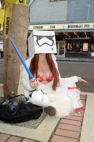 Aspettando Star Wars - Il Risveglio della Forza: attrice si spoglia per strada 28