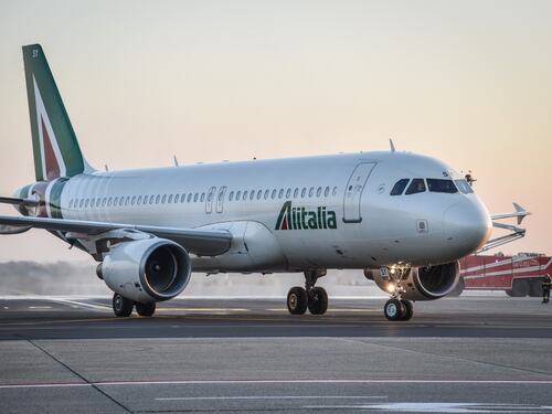 Sciopero, stop agli aerei: Alitalia cancella 137 voli