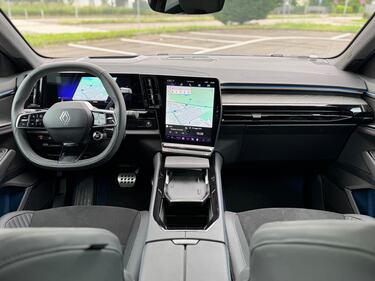 Renault Rafale plug-in: guarda la gallery del suv da 300 CV 16