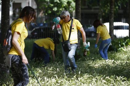 Rifiuti, i militanti dem puliscono le strade di Roma 10