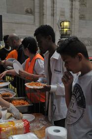 I clandestini bivaccano e mangiano per terra 4