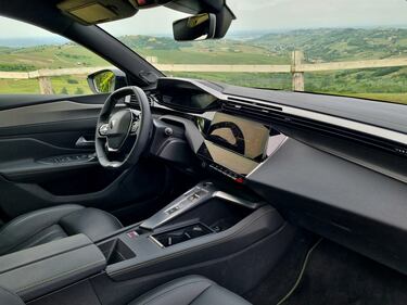 Peugeot 408, le foto del crossover “tuttofare” 18