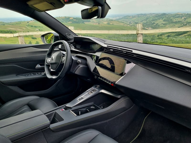 Peugeot 408, le foto del crossover “tuttofare” 18