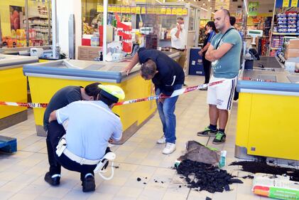 Sparatoria in un supermercato a Cormano: ferita una bambina e un vigilante 3