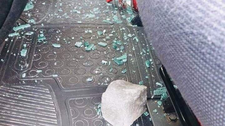 Baggio, folle assalto dei vandali: sassi contro ambulanze