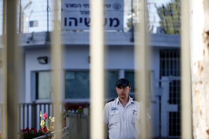 Olmert entra in carcere 9