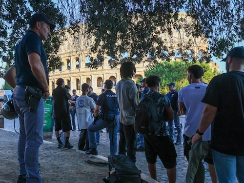 Blitz "anti-maranza" al Colosseo: 10 persone arrestate, 9 denunciate e 350 identificate. Meloni: "Lo Stato c'è"
