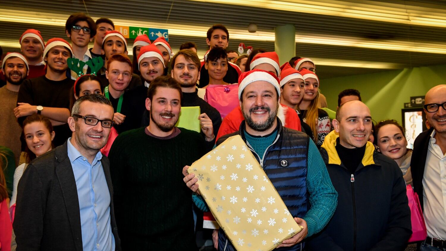 Salvini visita l’ospedale dei bambini col cappello di Babbo Natale
